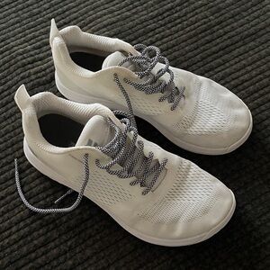 Bright White Strike MVMNT Haze trainer